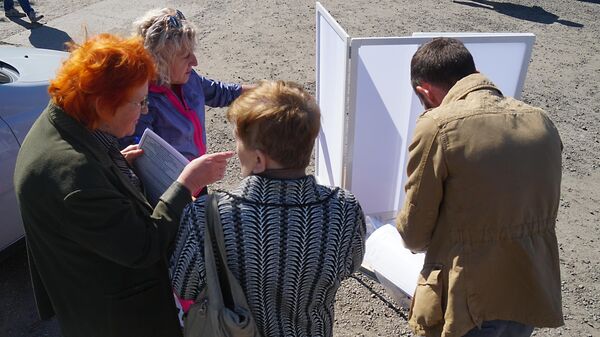 Люди голосуют на референдуме о присоединении Херсонской области к России на одном из избирательных участков в Херсоне