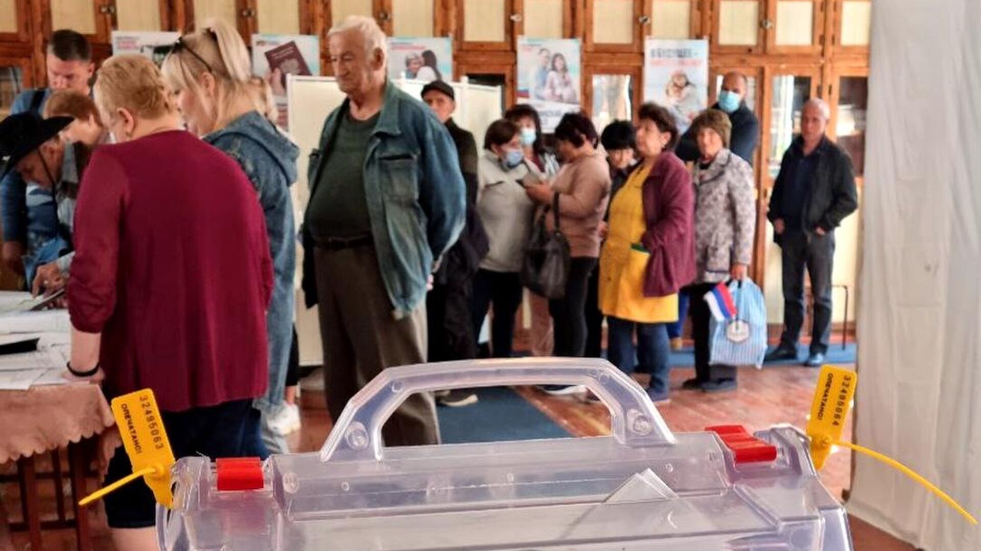 Люди голосуют на референдуме о присоединении Херсонской области к России на одном из избирательных участков в Херсонской области - РИА Новости, 1920, 23.09.2022