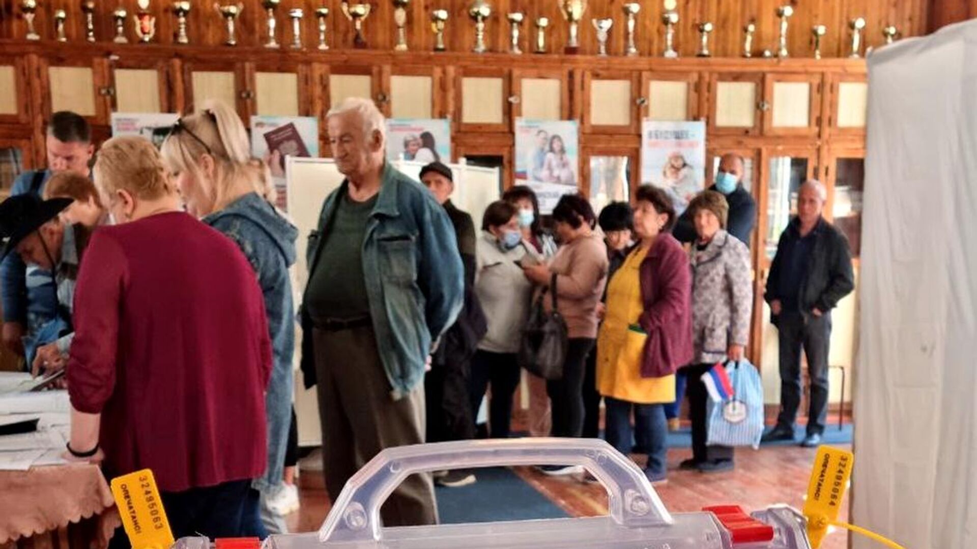 Люди голосуют на референдуме о присоединении Херсонской области к России на одном из избирательных участков в Херсонской области - РИА Новости, 1920, 23.09.2022