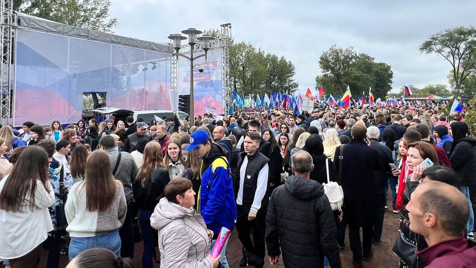 Жители Ростовской области поддержали проведение референдумов на митинге-концерте Своих не бросаем - РИА Новости, 1920, 23.09.2022