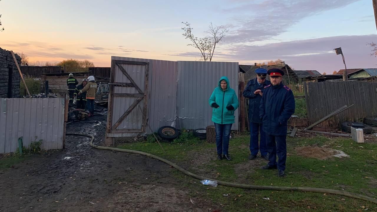 На месте пожара в частном жилом доме в селе Баткат Томской области - РИА Новости, 1920, 24.09.2022