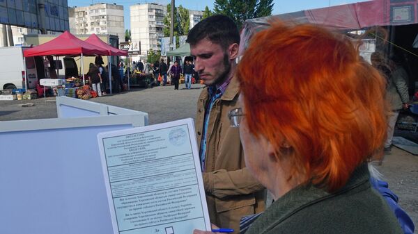 Люди голосуют на референдуме в Херсонской области