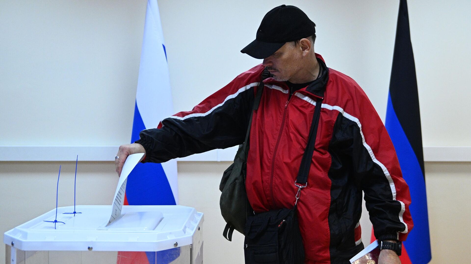 Мужчина голосует на референдуме на избирательном участке в посольстве ДНР в Москве - РИА Новости, 1920, 24.09.2022