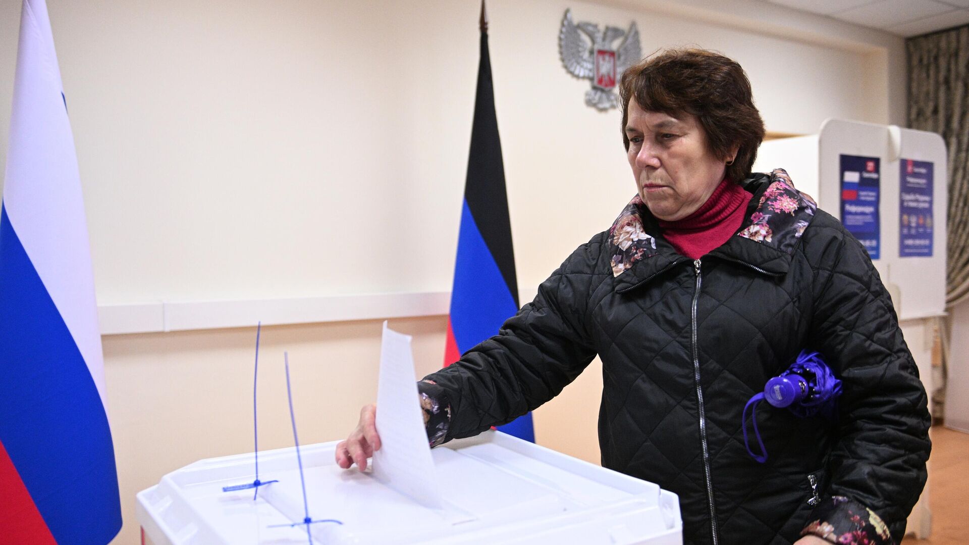 Женщина голосует на референдуме на избирательном участке в посольстве ДНР в Москве - РИА Новости, 1920, 24.09.2022