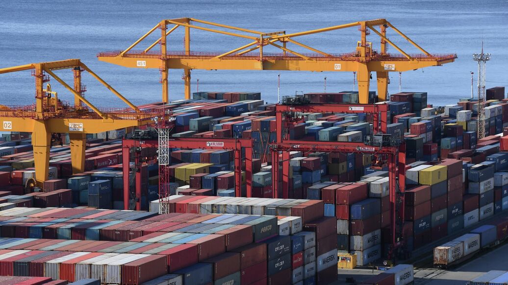 © РИА Новости / Виталий АньковПерейти в медиабанк<br>Грузовые контейнеры в морском торговом порту. Архивное фото
