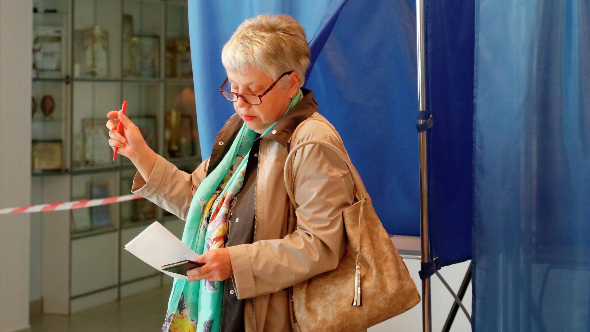 Женщина голосует на референдуме - РИА Новости, 1920, 25.09.2022