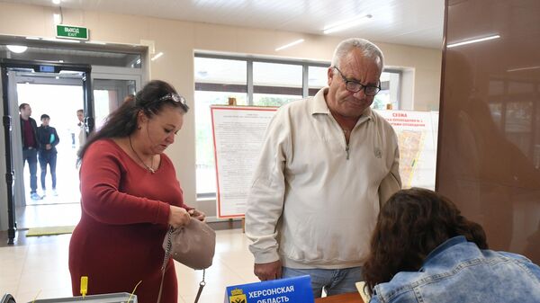 Жители Херсонской области голосуют на референдуме на избирательном участке в Доме культуры в Джанкое