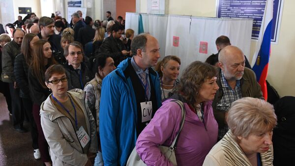 Очередь для голосования на референдуме на избирательном участке в Донском государственном университете в Ростове-на-Дону