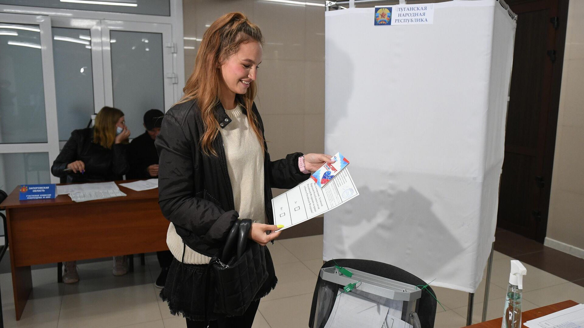 Девушка из Луганской народной республики голосует на референдуме на избирательном участке в Доме культуры в Джанкое - РИА Новости, 1920, 24.09.2022