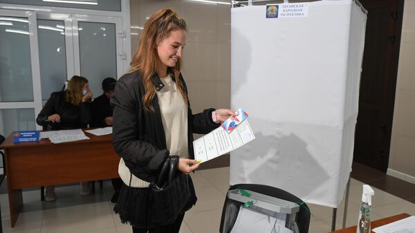 Девушка из Луганской народной республики голосует на референдуме