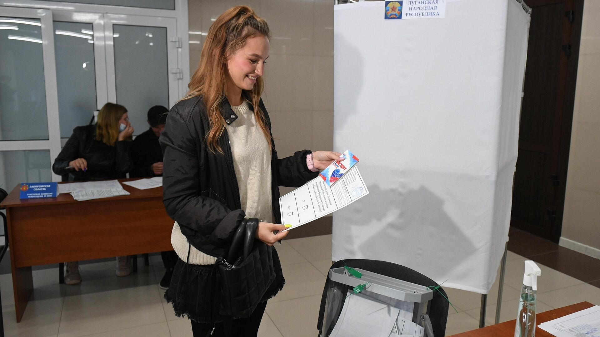 Девушка из Луганской народной республики голосует на референдуме на избирательном участке в Доме культуры в Джанкое - РИА Новости, 1920, 24.09.2022