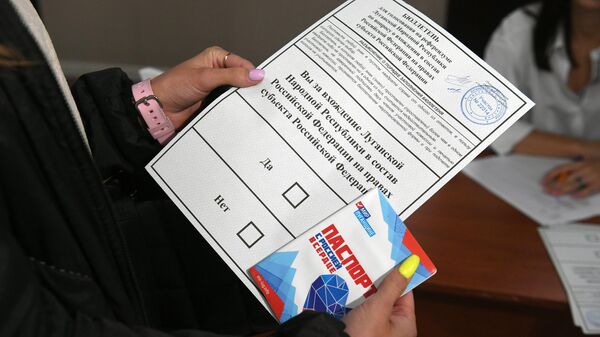 Бюллетень для голосования и паспорт гражданина ЛНР на референдуме на избирательном участке в Доме культуры в Джанкое