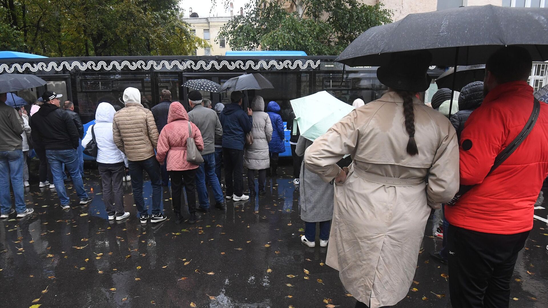 Родственники прощаются с мужчинами, призванными на воинскую службу в ходе частичной мобилизации, в Москве - РИА Новости, 1920, 15.03.2023