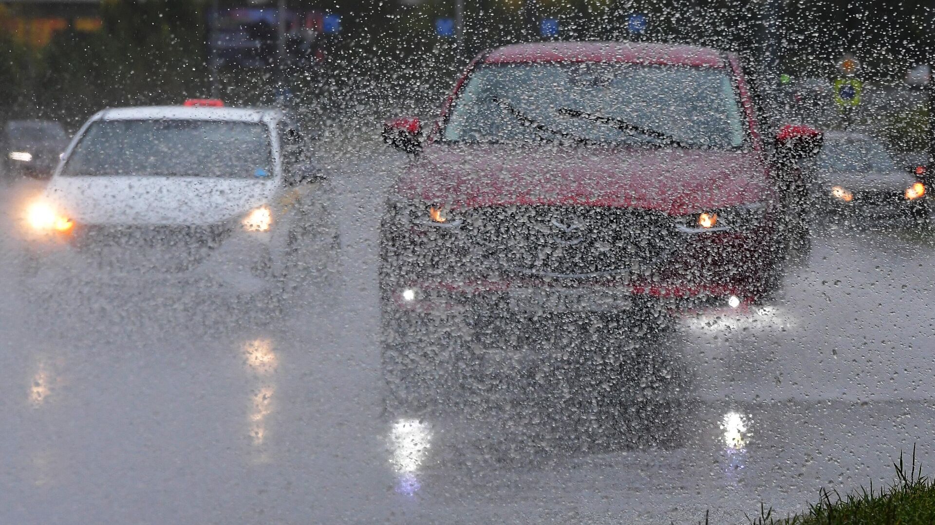 Автомобили во время дождя на одной из улиц в Москве - РИА Новости, 1920, 03.10.2022