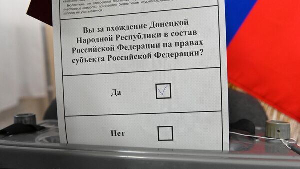 Бюллетень гражданина Донецкой народной республики во время голосования на референдуме