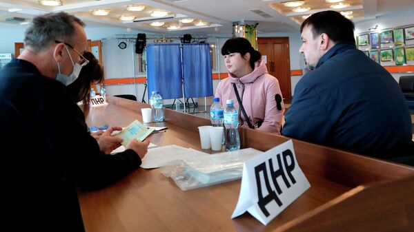 Граждане Донецкой народной республики проходят регистрацию для голосования на референдуме