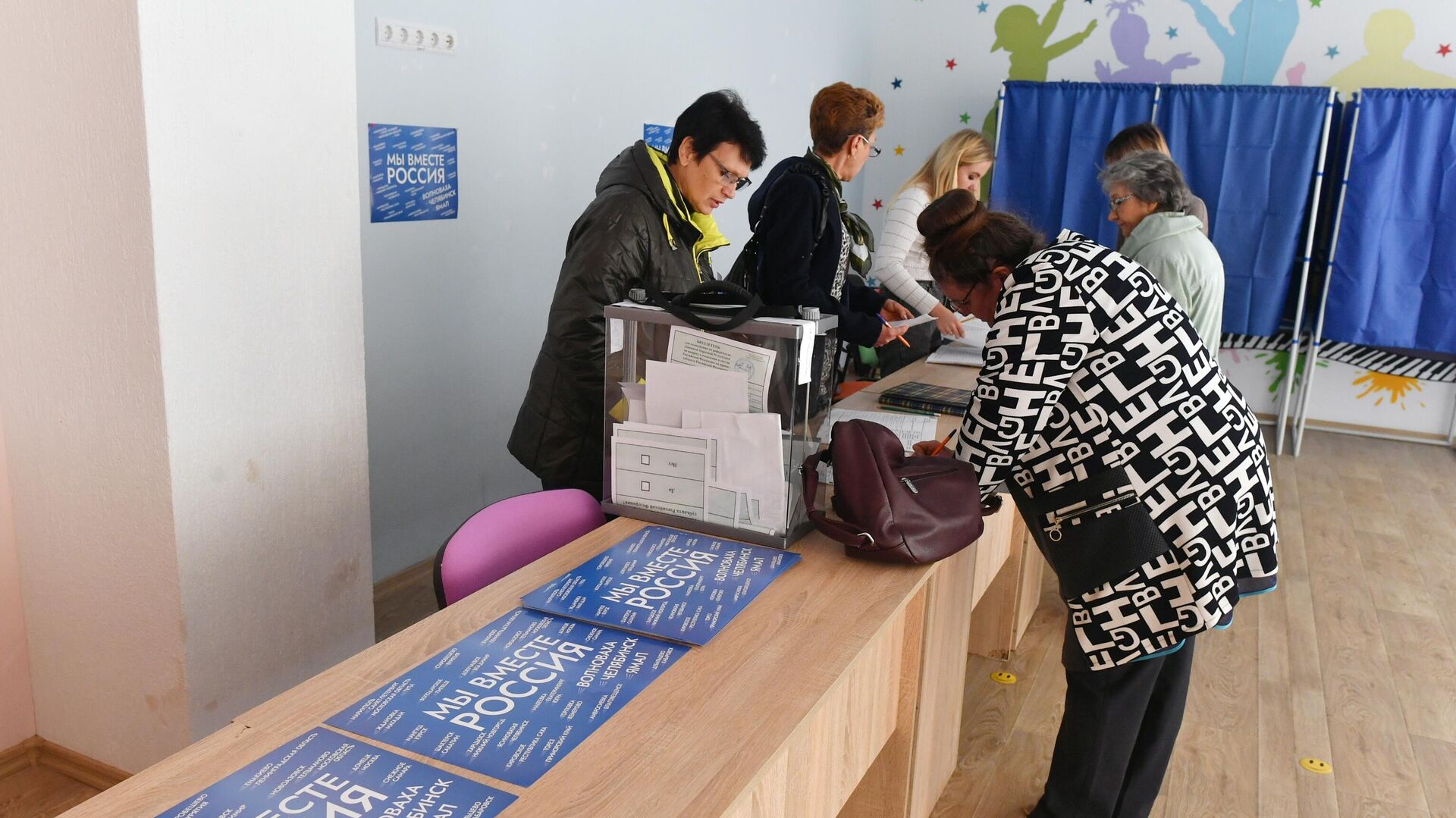 Жители Волновахи голосуют на избирательном участке в городе Волноваха - РИА Новости, 1920, 25.09.2022