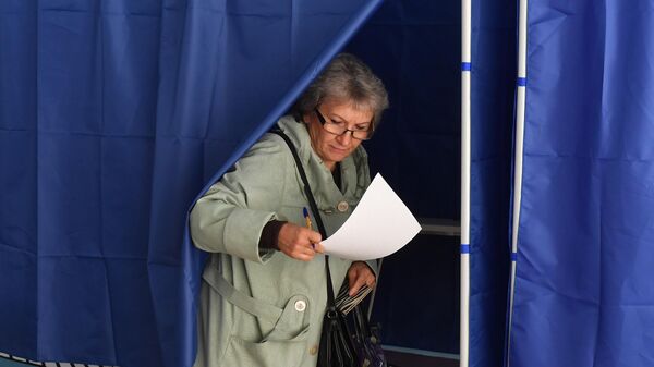 Жительница голосует на избирательном участке в городе Волноваха
