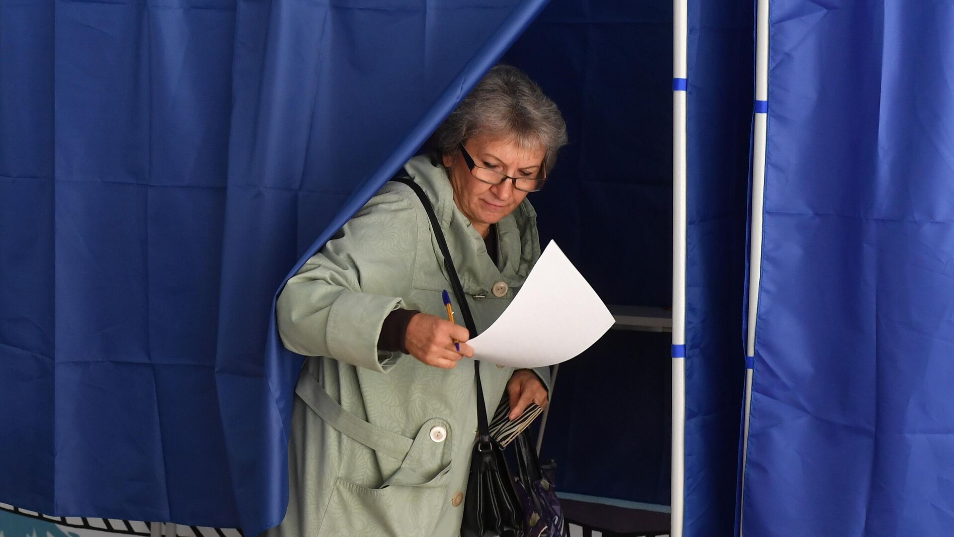 Жительница голосует на избирательном участке - РИА Новости, 1920, 25.09.2022
