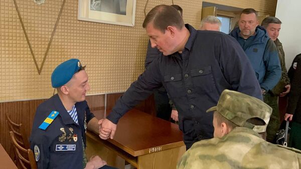 Андрей Турчак во время посещения раненых бойцов в луганской больнице