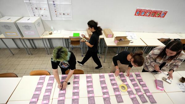 Подготовка к парламентским выборам на избирательном участке в Риме