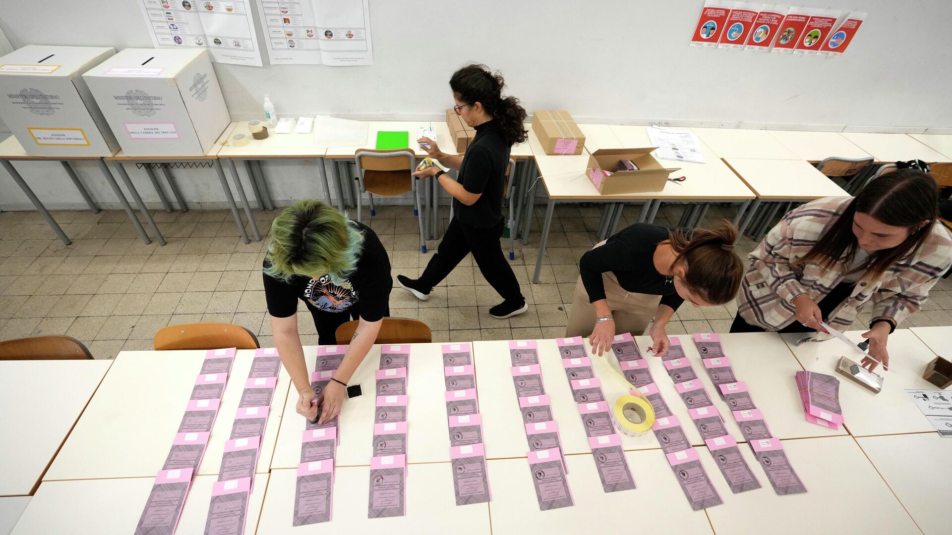 Подготовка к парламентским выборам на избирательном участке в Риме - РИА Новости, 1920, 25.09.2022