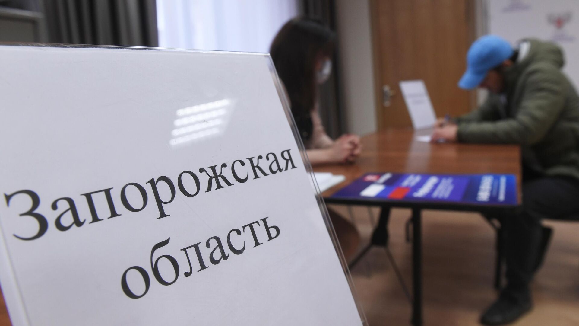 Мужчина голосует на референдуме на избирательном участке в посольстве ДНР в Москве - РИА Новости, 1920, 25.09.2022