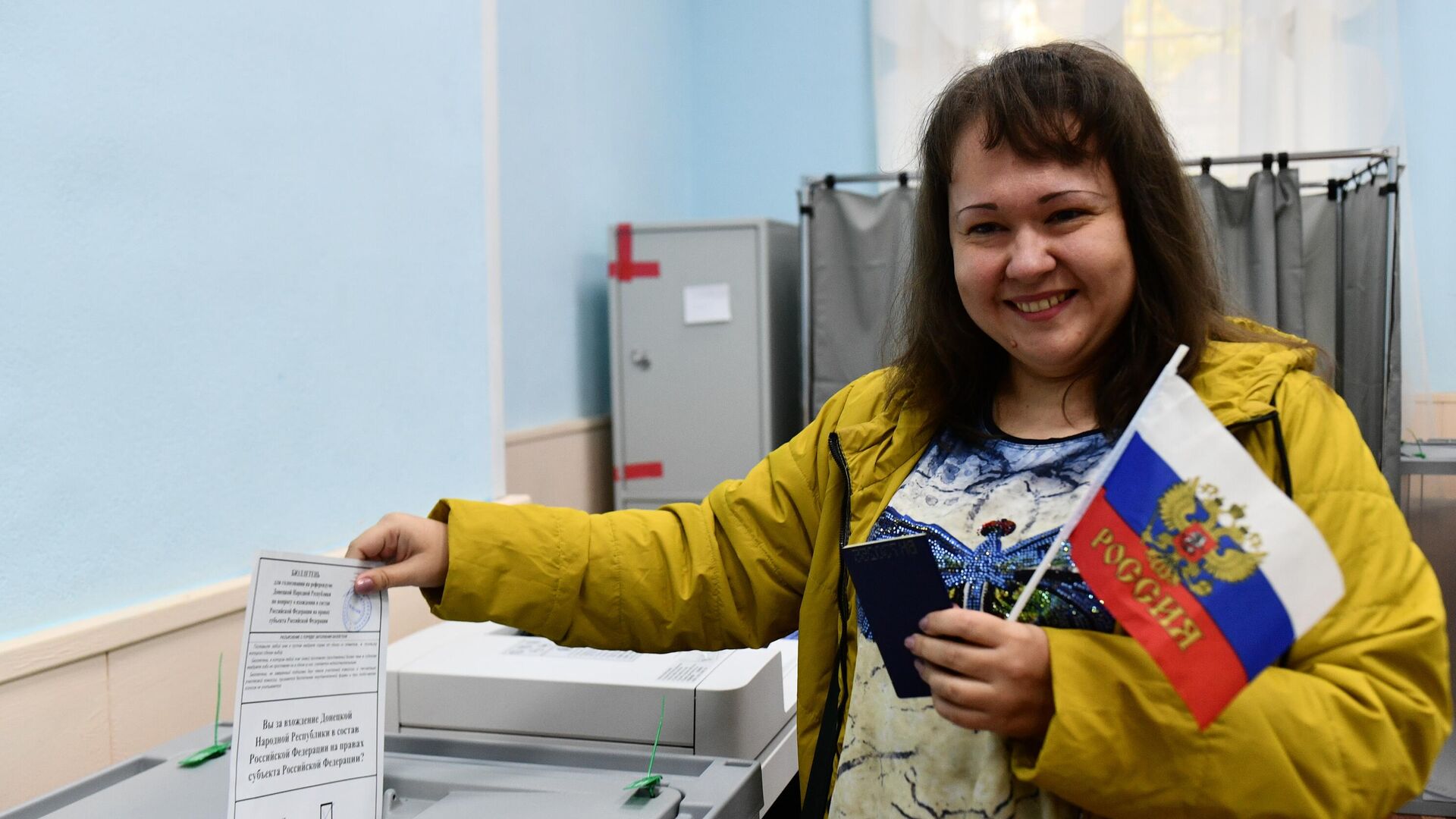 Женщина из Донецкой народной республики голосует на референдуме на избирательном участке в Екатеринбурге - РИА Новости, 1920, 26.09.2022