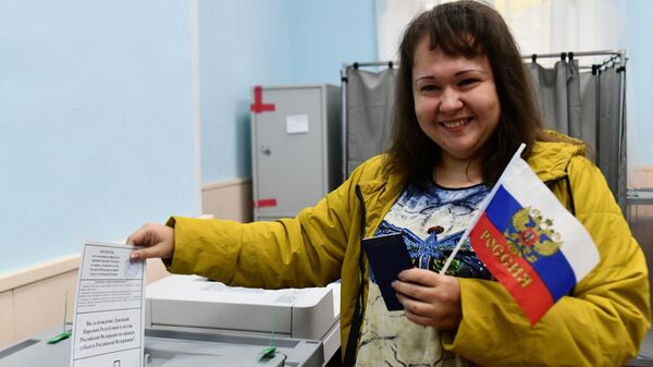 Женщина из Донецкой народной республики голосует на референдуме на избирательном участке в Екатеринбурге