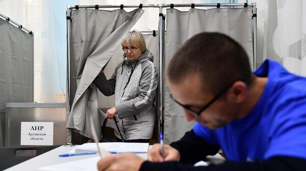 Женщина голосует на референдуме ЛНР на избирательном участке в Екатеринбурге