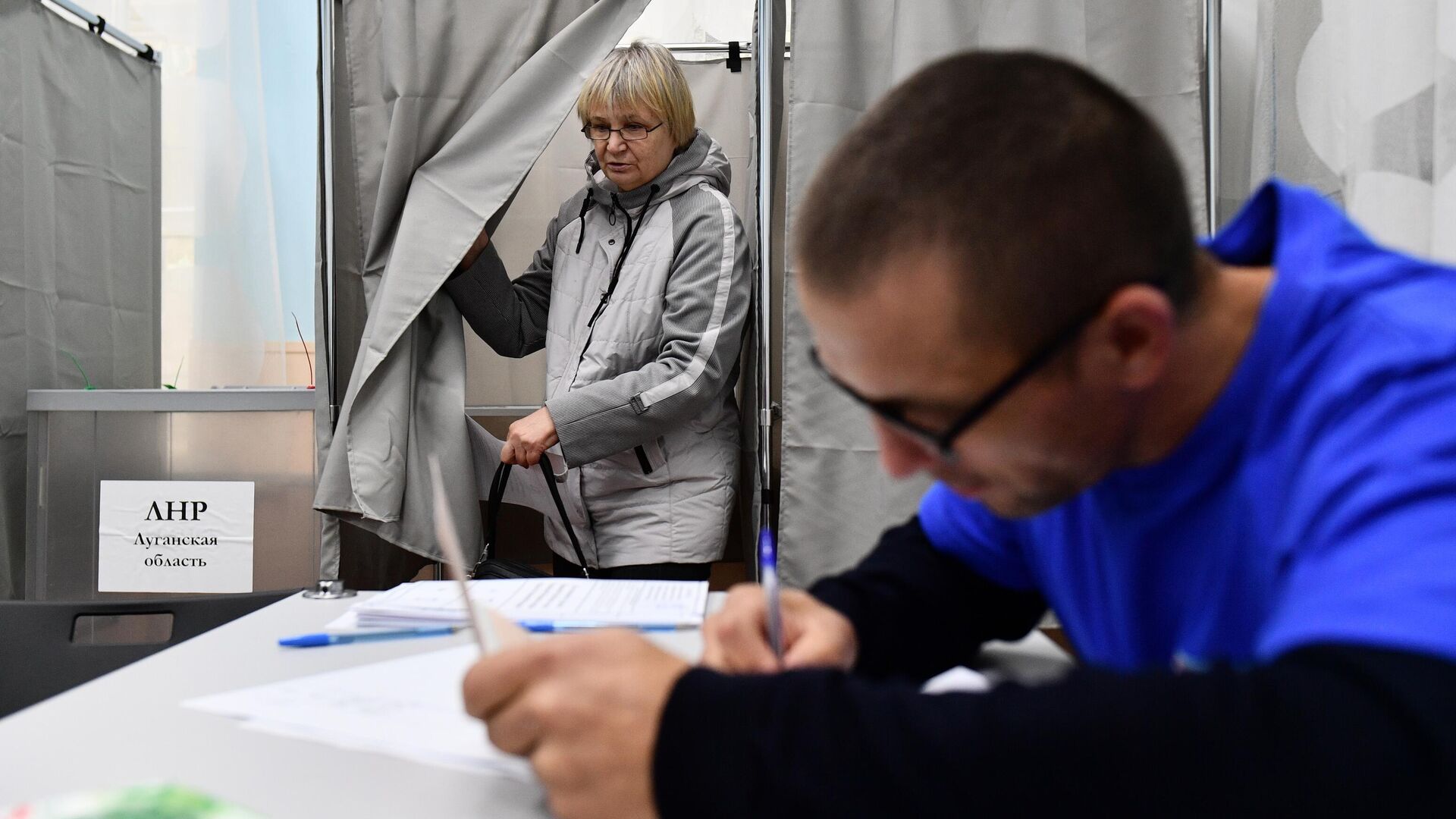Женщина голосует на референдуме на избирательном участке в Екатеринбурге - РИА Новости, 1920, 25.09.2022