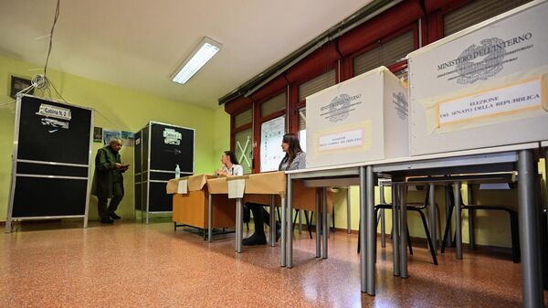 Голосование во время парламентских выборов на избирательном участке в Риме, Италия 