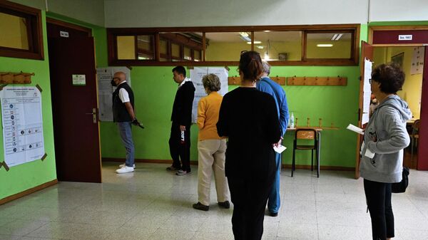 Очередь на избирательном участке в Риме во время голосования на парламентских выборах в Италии