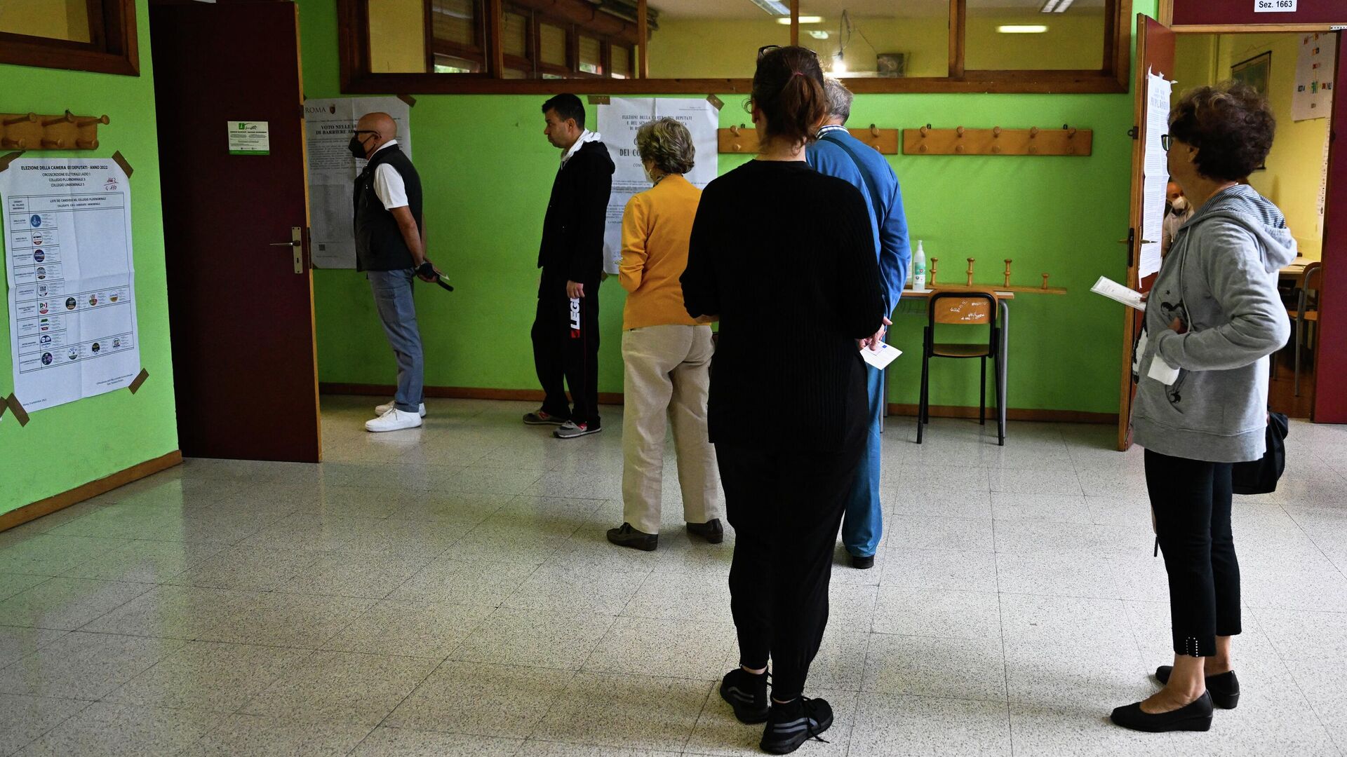 Очередь на избирательном участке в Риме во время голосования на парламентских выборах в Италии - РИА Новости, 1920, 26.09.2022