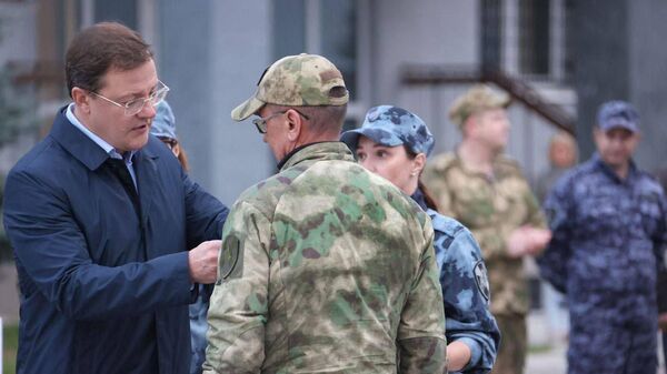 Губернатор Самарской области Дмитрий Азаров встретил сводный отряд Росгвардии, который вернулся из Донбасса