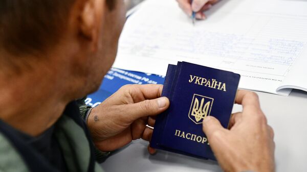 Мужчина с украинским паспортом проходит регистрацию для голосования на референдуме