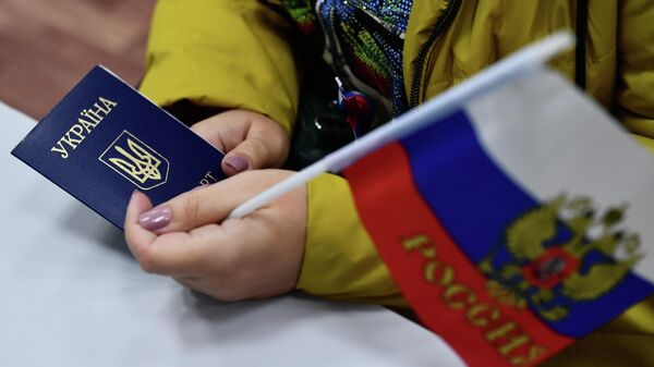 Паспорт гражданина Украины во время регистрации для голосования на референдуме на избирательном участке в Екатеринбурге