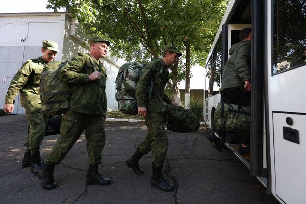 Мужчины, призванные на воинскую службу в ходе частичной мобилизации, садятся в автобус у военного комиссариата Краснодара