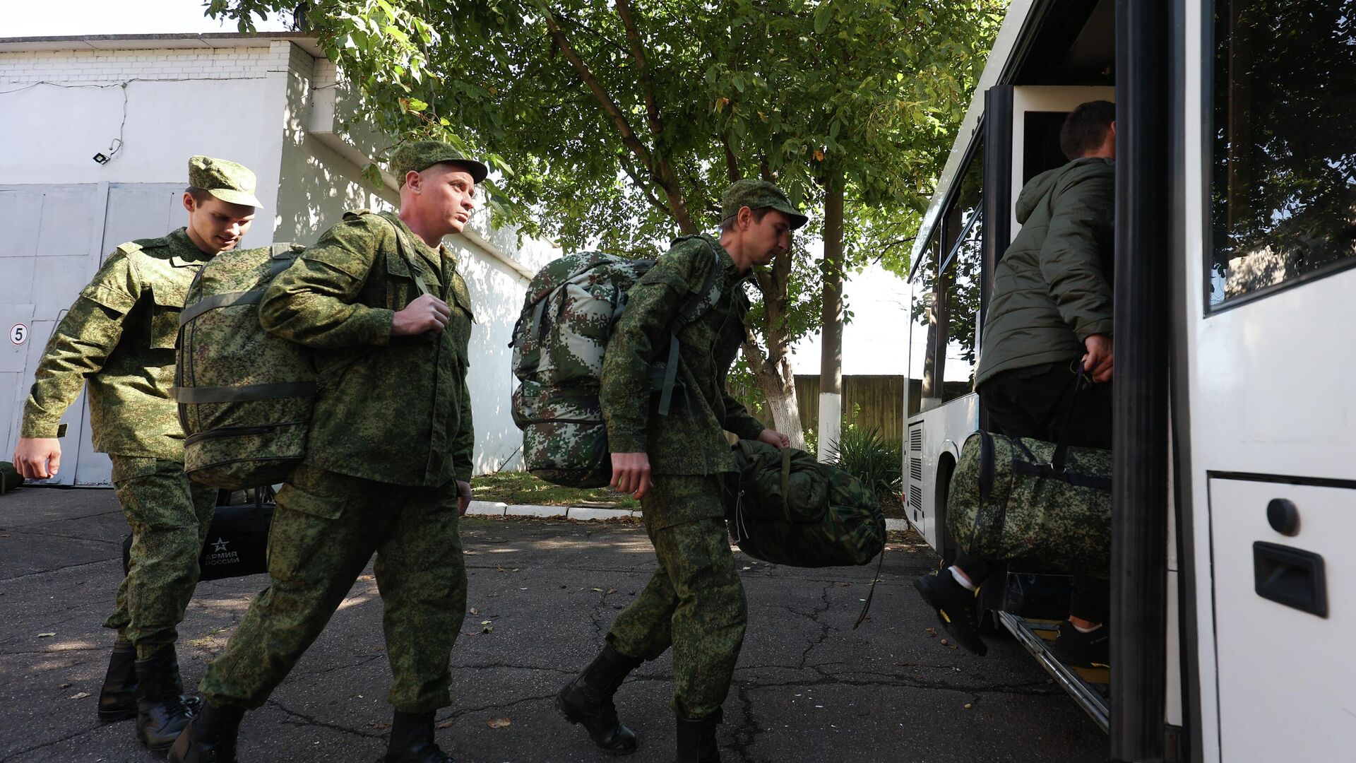 Мужчины, призванные на воинскую службу в ходе частичной мобилизации - РИА Новости, 1920, 28.09.2022