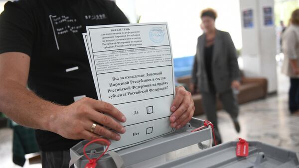 Мужчина из Донецкой Народной Республики голосует на референдуме