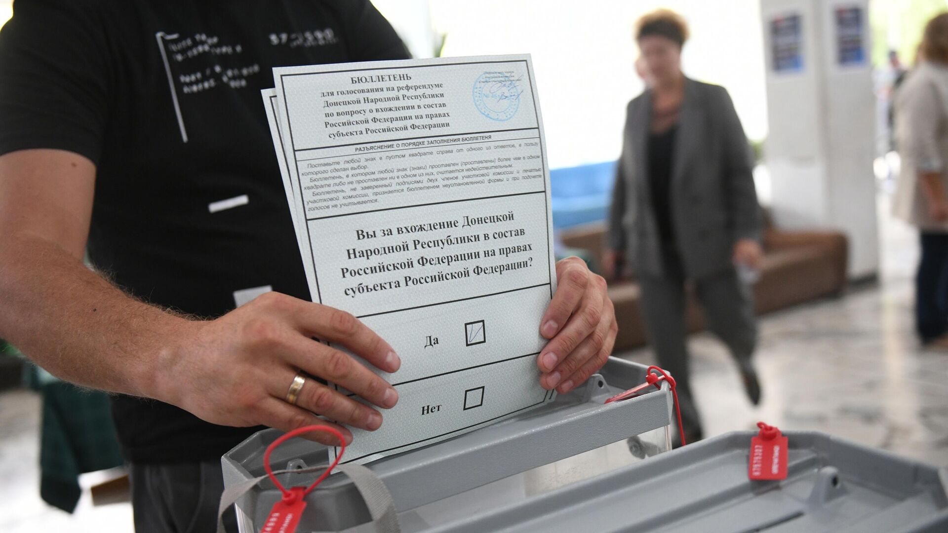 Мужчина из Донецкой народной республики голосует на референдуме на избирательном участке в санатории Чайка в Алуште - РИА Новости, 1920, 25.09.2022