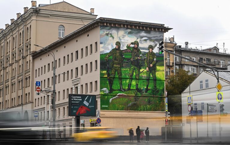 Граффити в поддержку российских военнослужащих на стене дома № 14 на Зацепском Валу в Москве