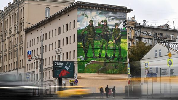 Граффити в поддержку российских военнослужащих на стене дома № 14 на Зацепском Валу в Москве