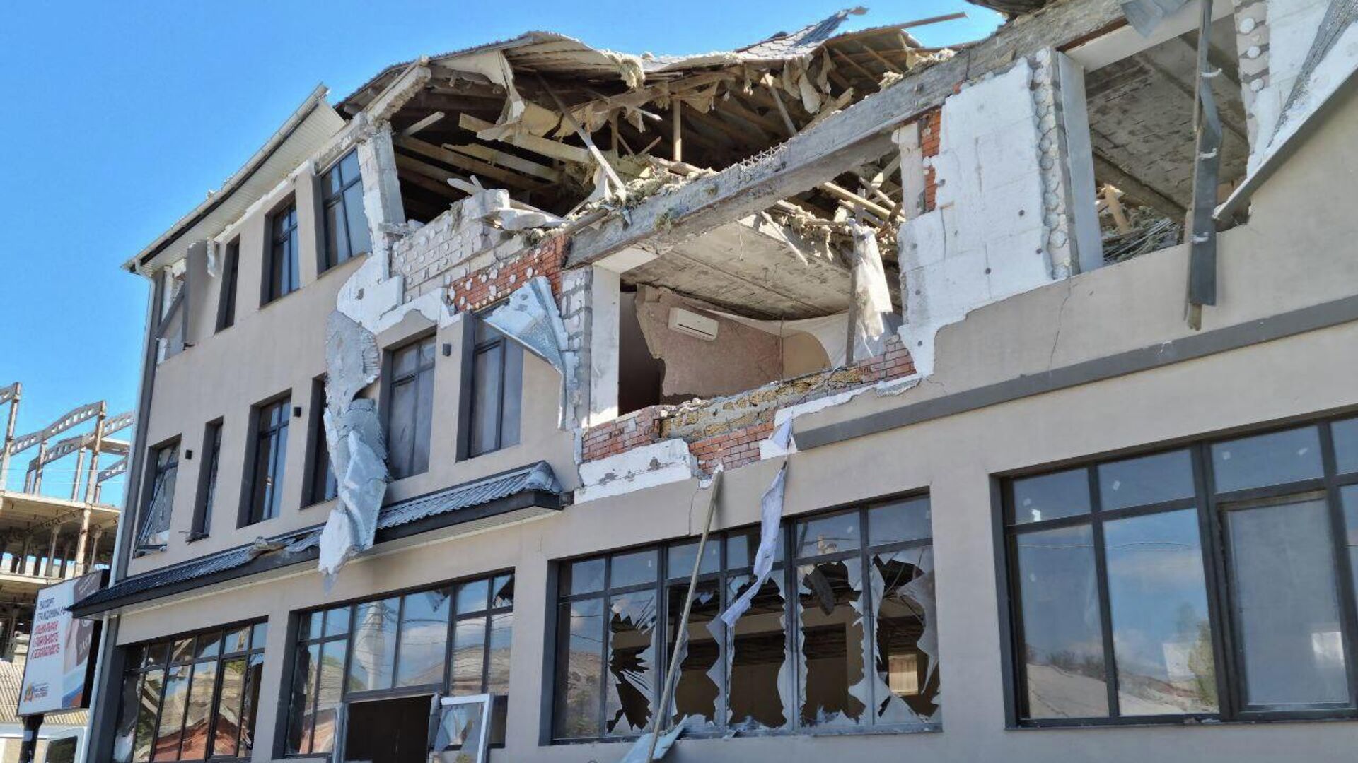 Разрушенное в результате обстрела ВСУ здание в Херсоне - РИА Новости, 1920, 14.10.2022