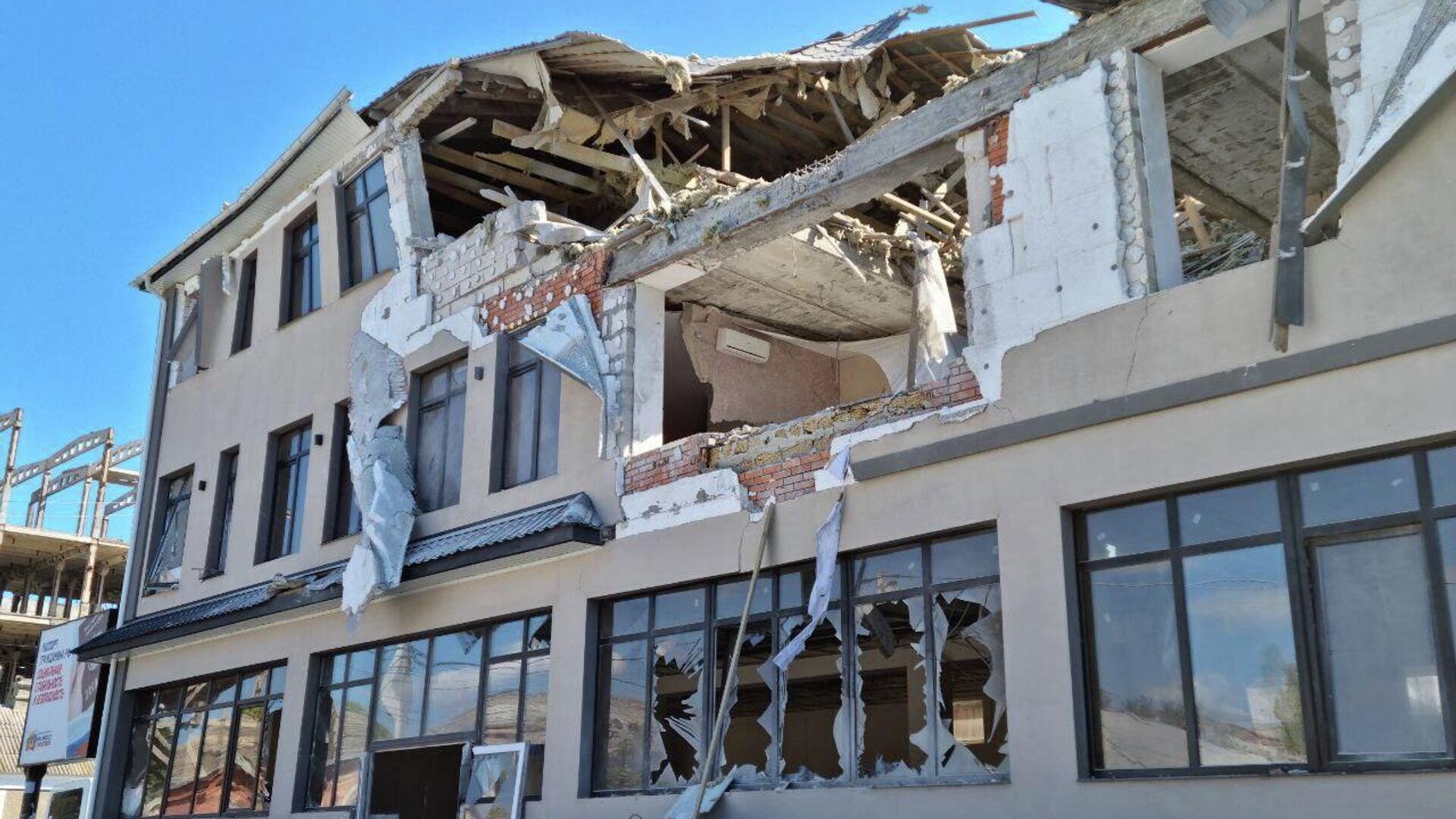 Разрушенное в результате обстрела ВСУ здание гостиницы Play в Херсоне - РИА Новости, 1920, 25.09.2022
