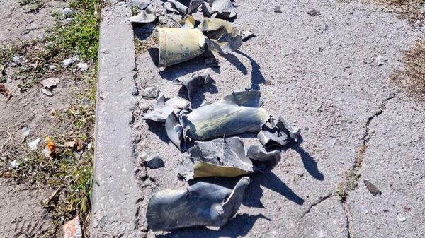 Фрагменты от разорвавшихся снарядов у разрушенного в результате обстрела ВСУ здания гостиницы Play в Херсоне