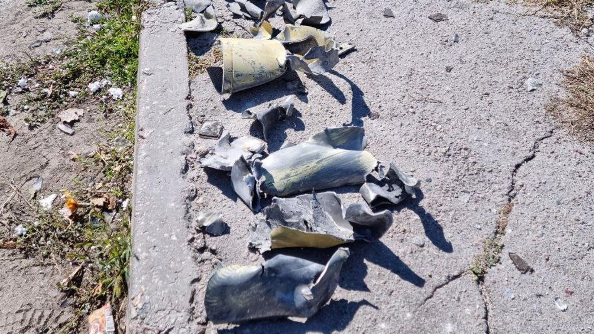 Фрагменты от разорвавшихся снарядов у разрушенного в результате обстрела ВСУ здания гостиницы Play в Херсоне - РИА Новости, 1920, 28.09.2022