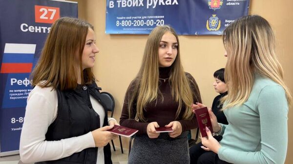 На избирательный участок в Волоколамске пришли учащиеся донецких вузов, чтобы отдать свой голос на референдуме