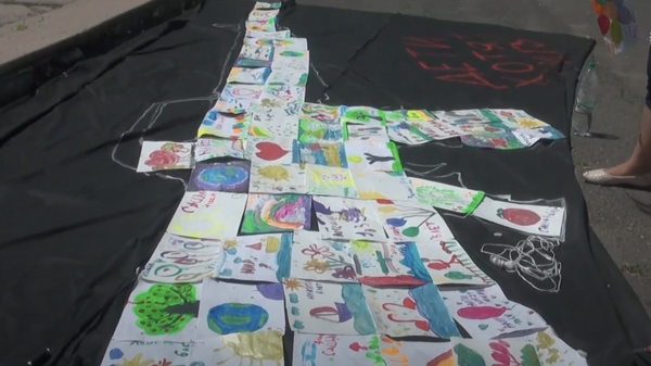 Рисунки, сделанные детьми Донбасса на мероприятии продюсерского центра Дар звезды