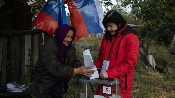 Местная жительница голосует на выездном избирательном участке в поселке Орехово в ЛНР